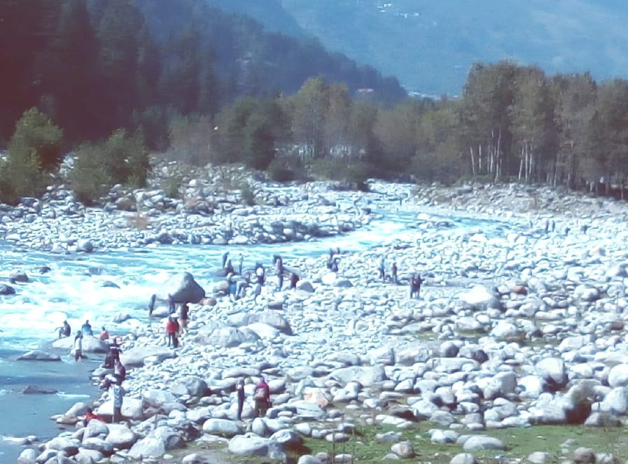 मनाही के बावजूद ब्यास नदी में उतर रहे सैलानी