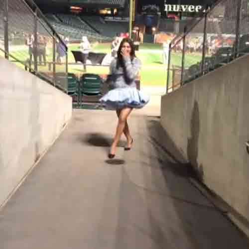 PRIYANKA CHOPRA WRAPS LIKE A ROCKSTAR IN THE VIDEO