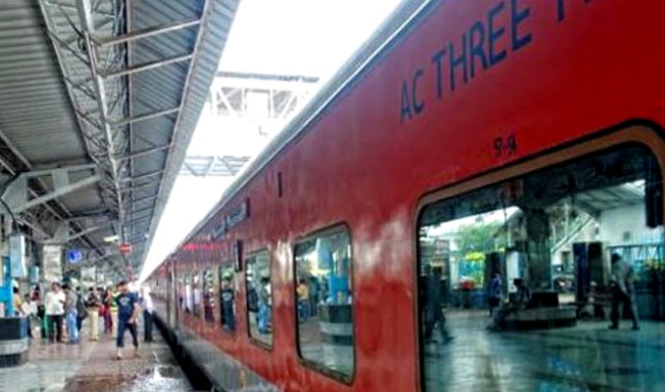 Up Himgiri Special Fare Superfast Express Train ac impaired going from Howrah to Jammu Tawi passengers ruckus train delayed in pddu railway station chandauli