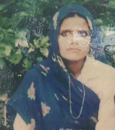woman burnt alive by husband and son in agra