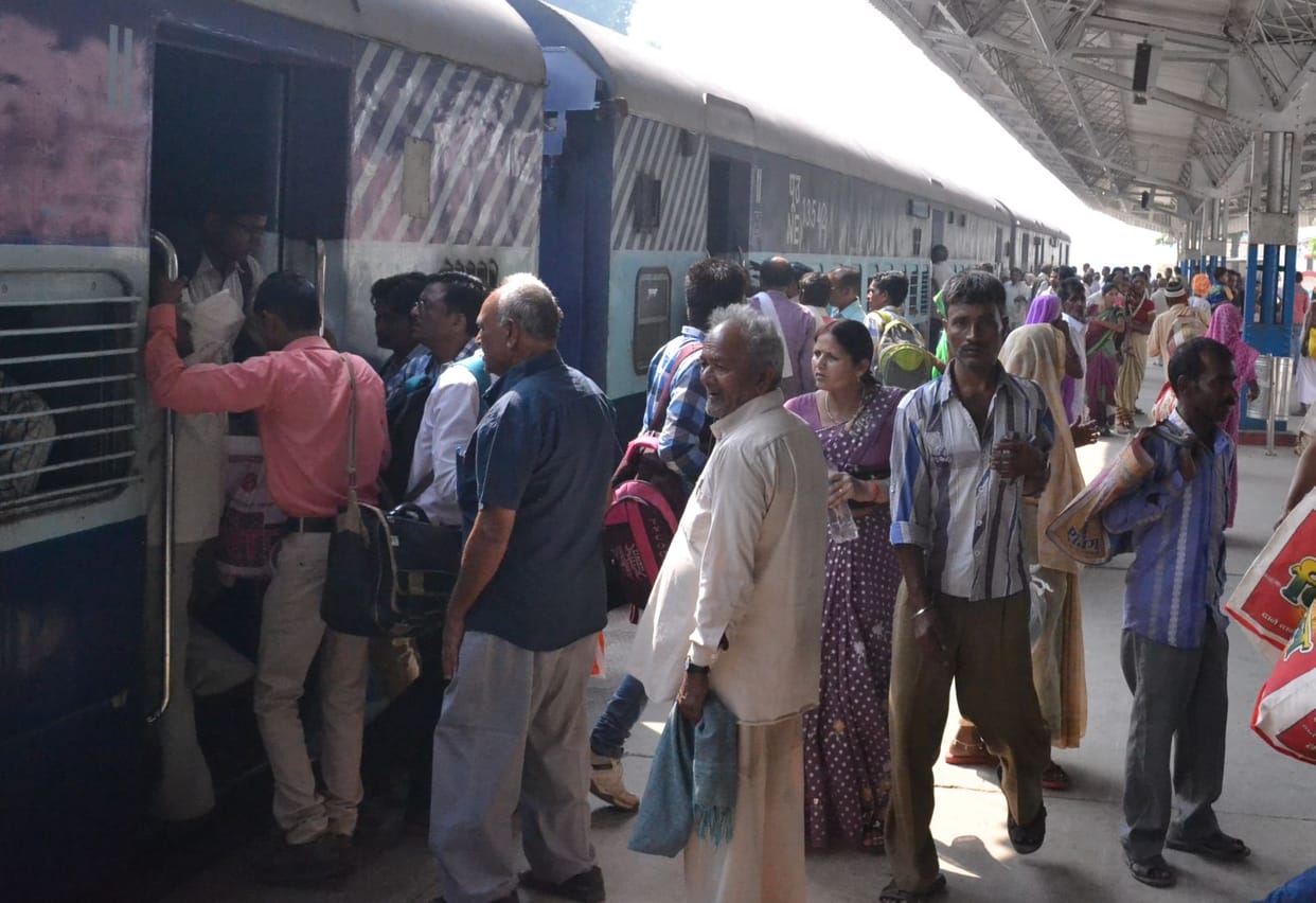 ट्रेन और बसों में यात्रियों की बढ़ने लगी भीड़