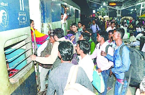 Roadways buses have huge crowds, ordinary-AC subsystems