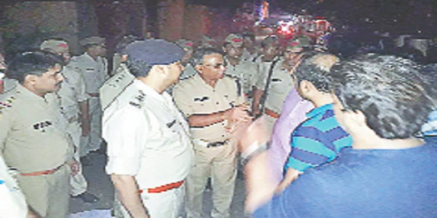Communal tension on leaving the bomb, many injured, deployed Force