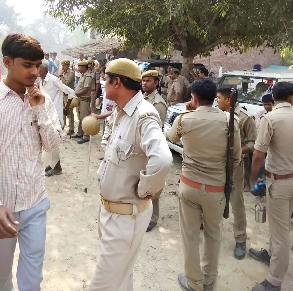 हुसैनपुर पहुंचे पुलिस अफसर, गिरफ्तारी को कोशिश शुरू