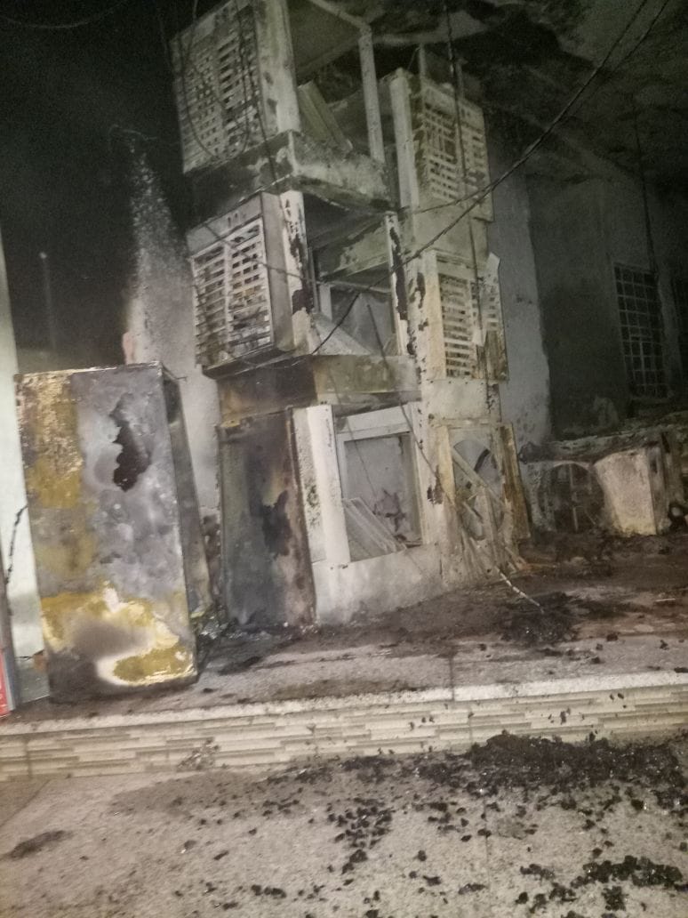 The fire in the electronics showroom, the living companion who saved the friends