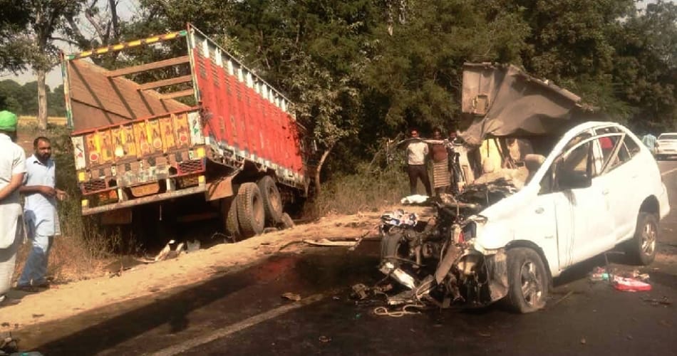 mansa truck innova collission, 7 people killed