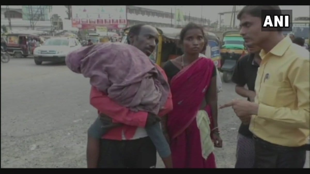 Man carried daughter's body in Patna in the absence of any ambulance