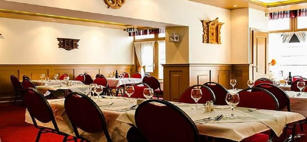 Fed up waiter Slams customer with cake paste on face