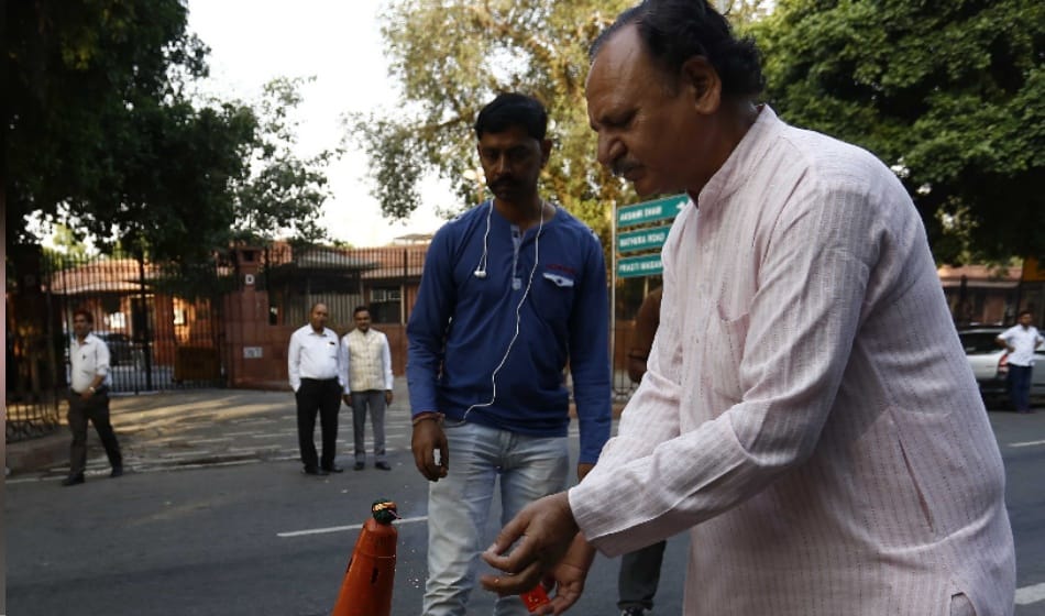 fourteen members of azad hind fauj burnt firecrackers outside the supreme court