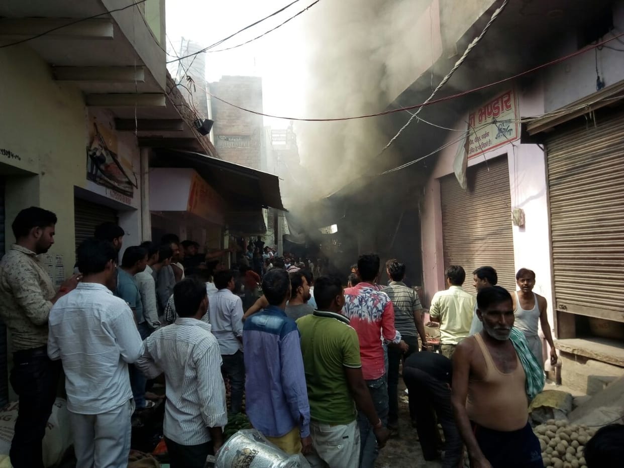 agra two baby girls died after fire in the home 