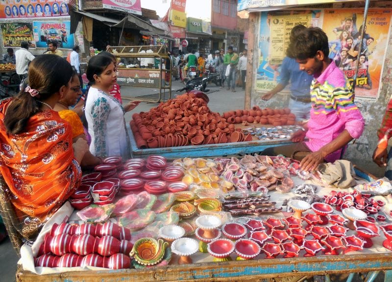 आकर्षक डिजाइन के दीपक लुभा रहे मन