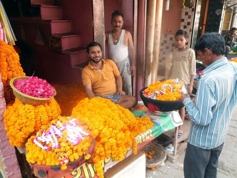 फूलों की महक पर महंगाई का असर