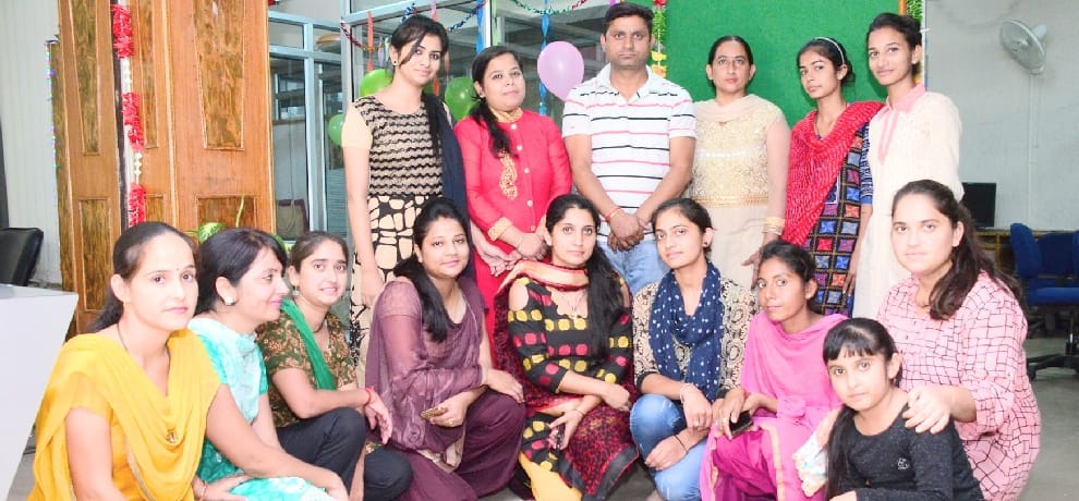 प्राची ने बनाई सबसे बढिय़ा रंगोली