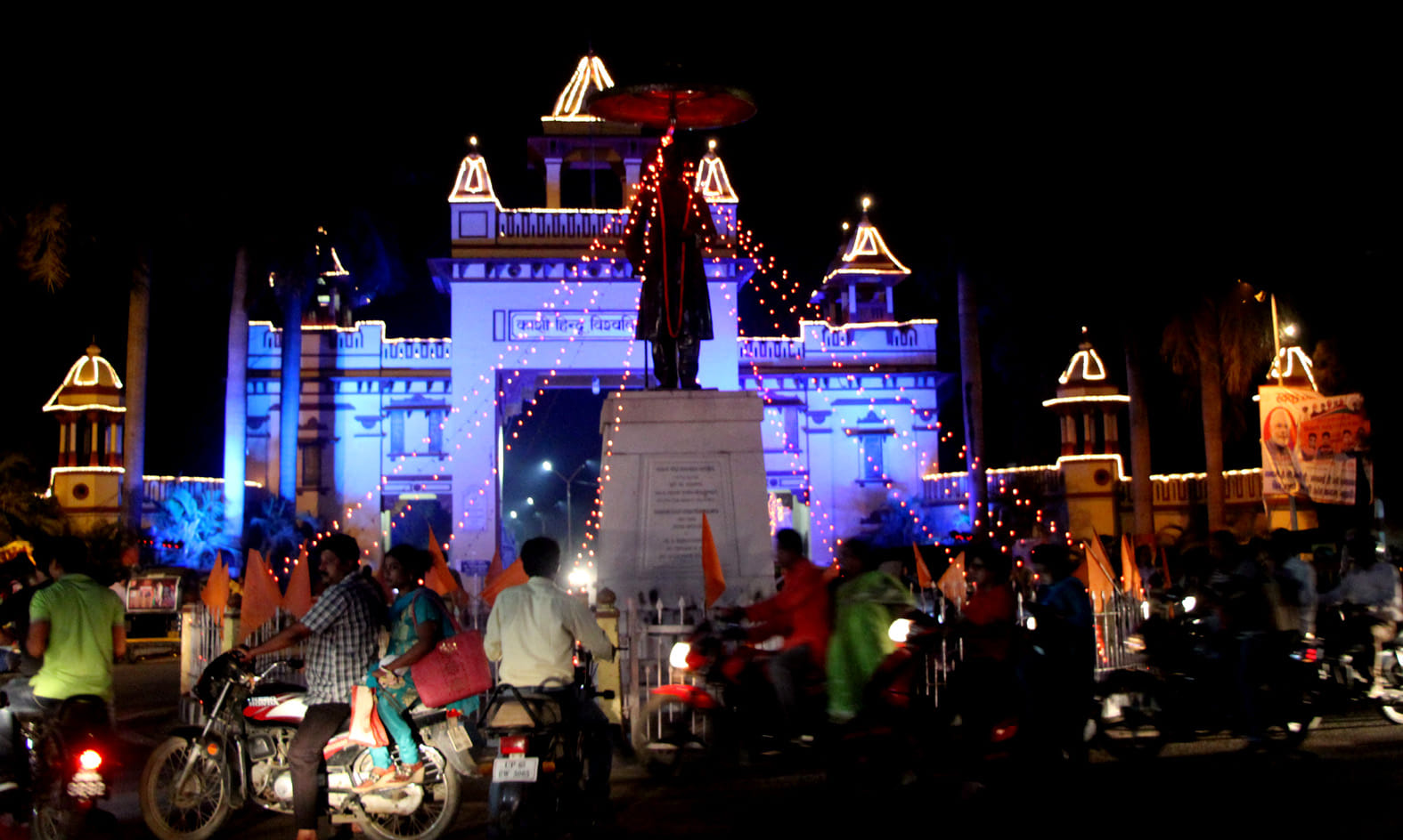see the photos of varanasi decoration at this diwali