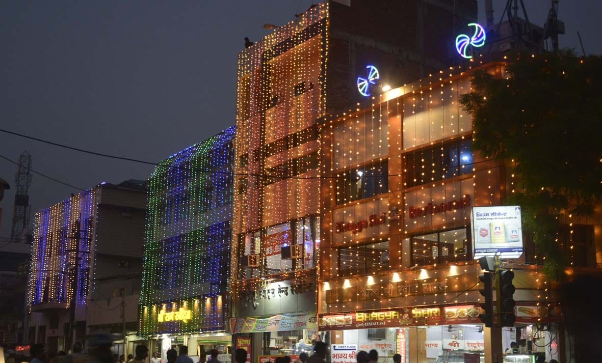 see the photos of varanasi decoration at this diwali