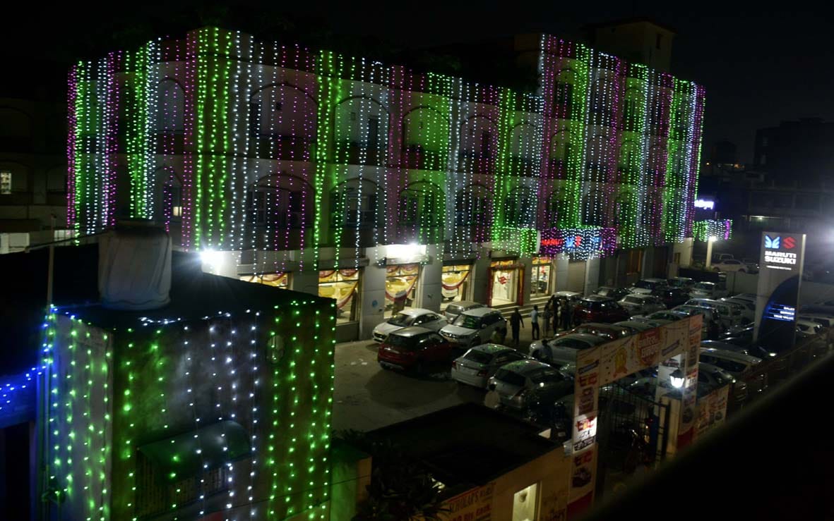 see the photos of varanasi decoration at this diwali