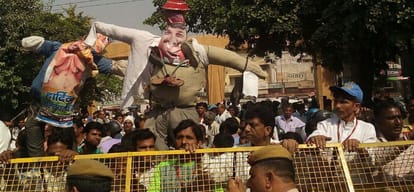 edmc sanitation workers strike: delhi bjp chief manoj tiwari effigy burn