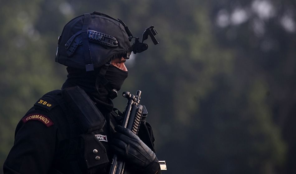 Special forces soldier with rifle on dark background Stock Photo - Alamy