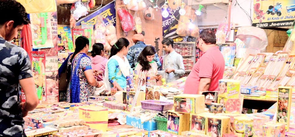 भीड़-भाड़ वाले इलाकों में बिक रहे पटाखे