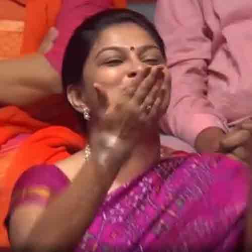 in KBC 9 LATEST EPISODE CONTESTANT WIFE FLIRT WITH AMITABH BACHCHAN