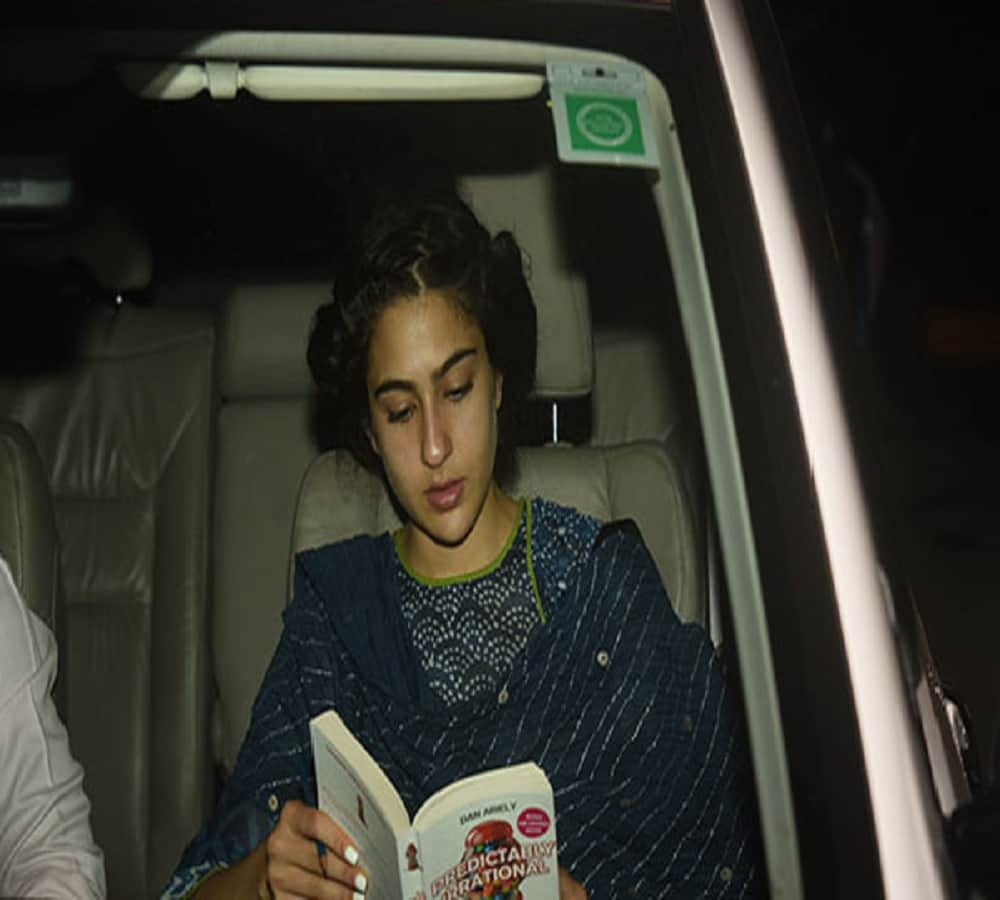 Sara Ali Khan spotted in mumbai traffic jam