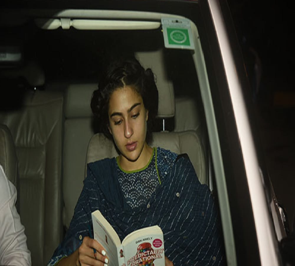 Sara Ali Khan spotted in mumbai traffic jam