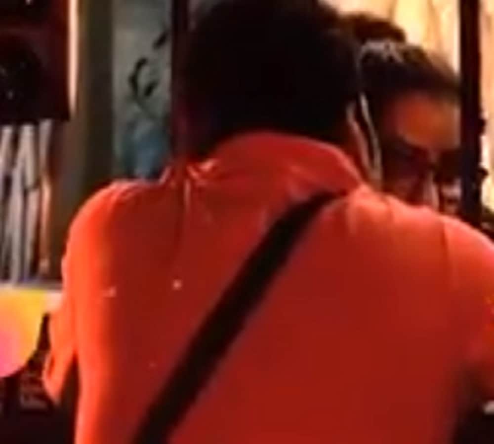 bigg boss 11 contestant vikas gupta kisses shipla in jail 