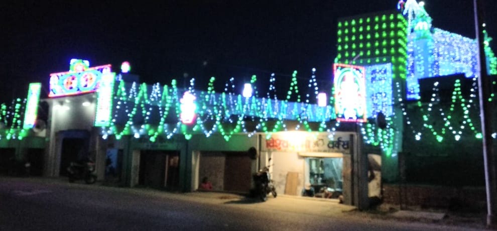 दुल्हन की तरह सजा विश्वकर्मा मंदिर