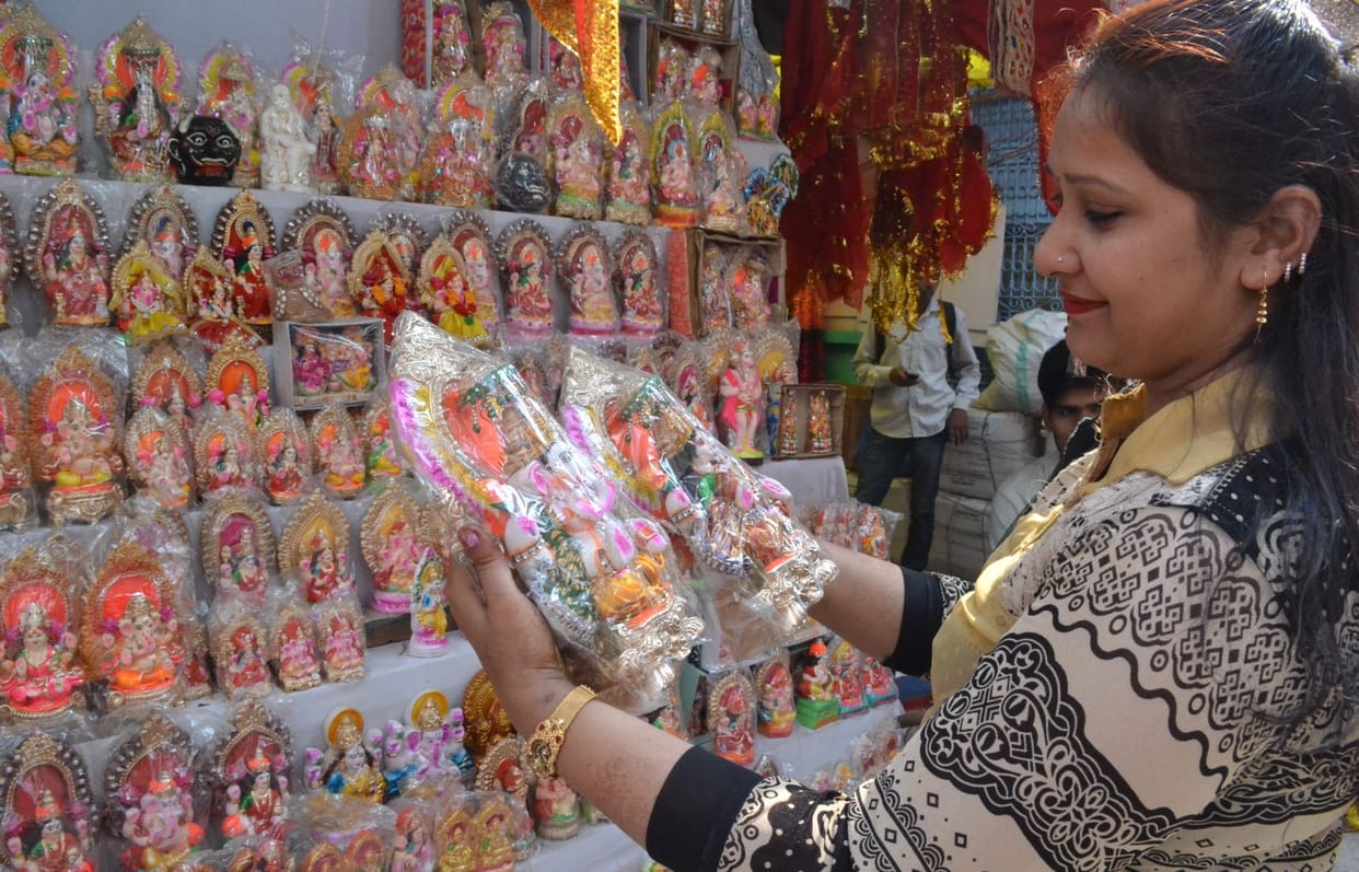 छोटी दीपावली पर बाजार में उमड़ी भीड़  
