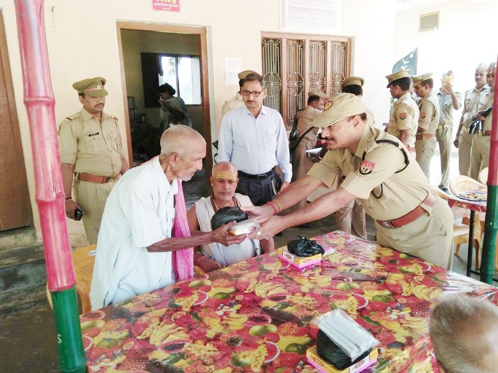 SP celebrated diwali with old men