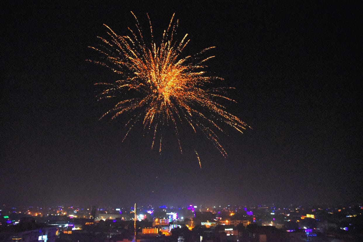 रोशनी से जगमग हुआ शहर, गूंजा ‘हैप्पी दिवाली’