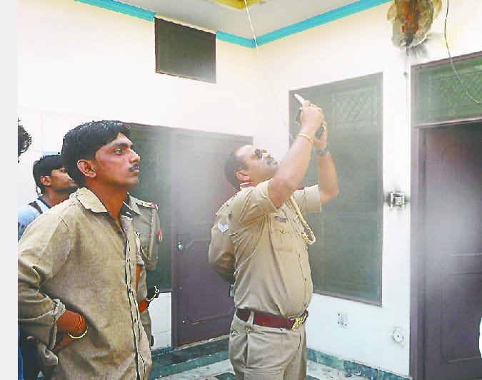 jhaalar lagaate samey jhulsa yuvak