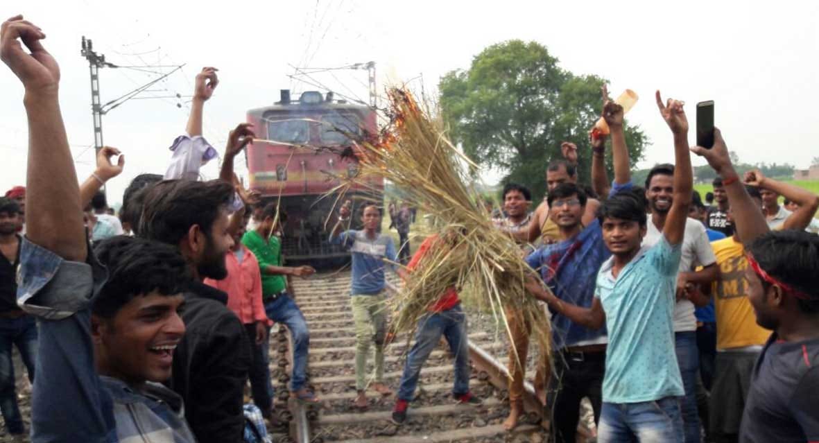 Passengers angry and make protest after train late
