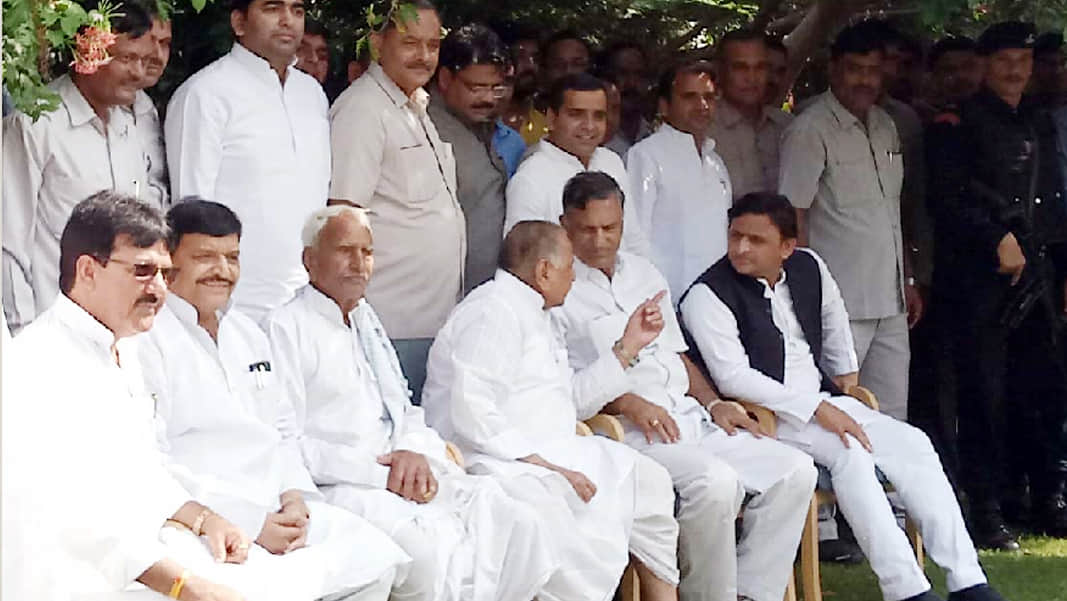 samajwadi family showing on a forum here