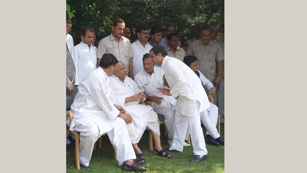 samajwadi family showing on a forum here