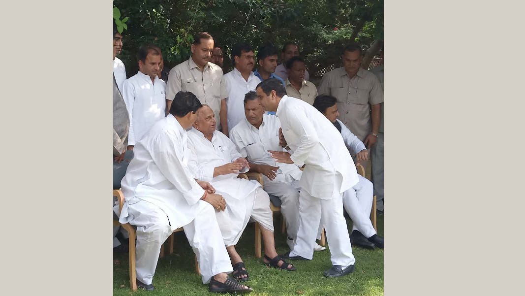 samajwadi family showing on a forum here