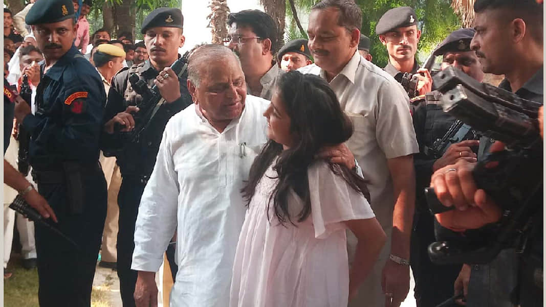 samajwadi family showing on a forum here