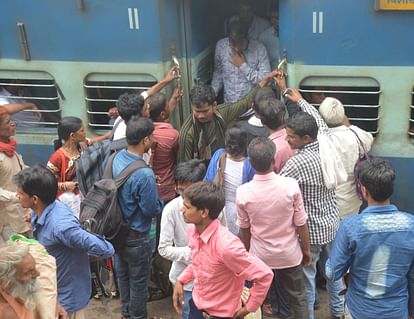 Chhath Puja All preparations of Railways are proving to be dwarf in front of crowd in Delhi