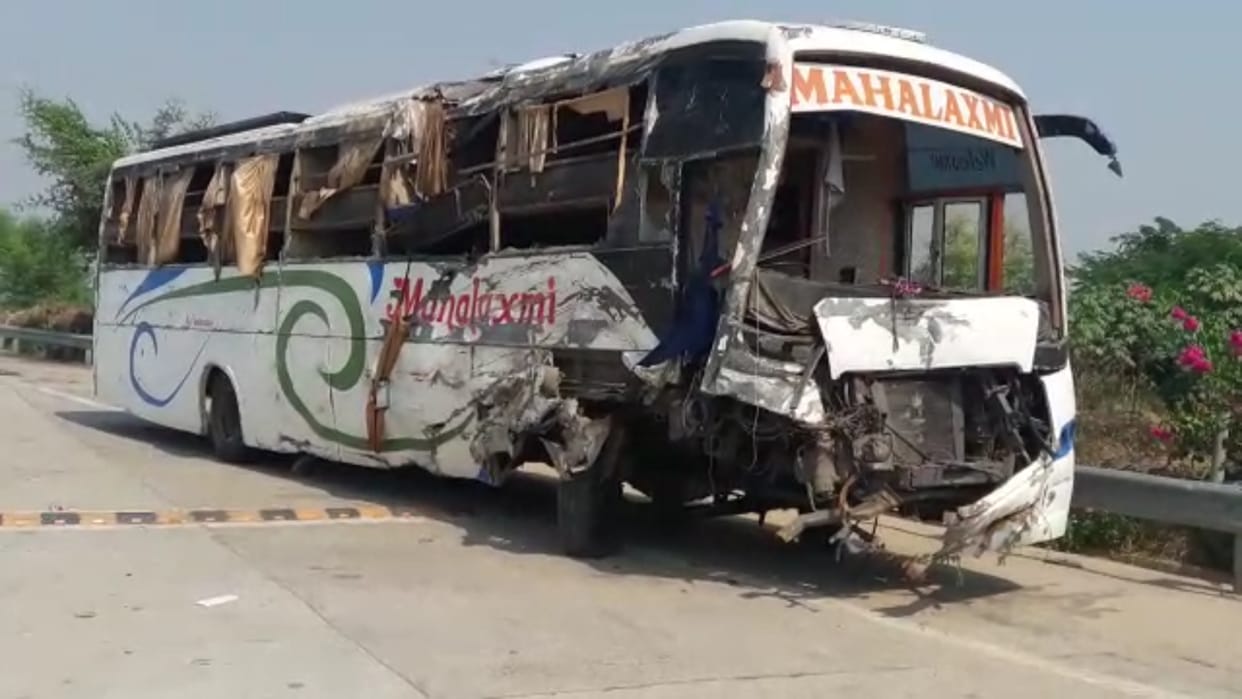 एक्सप्रेस वे पर पलटी बस, 36 यात्री  घायल