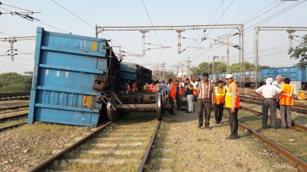 यार्ड जा रही मालगाड़ी के  दो डिब्बे  पलटे