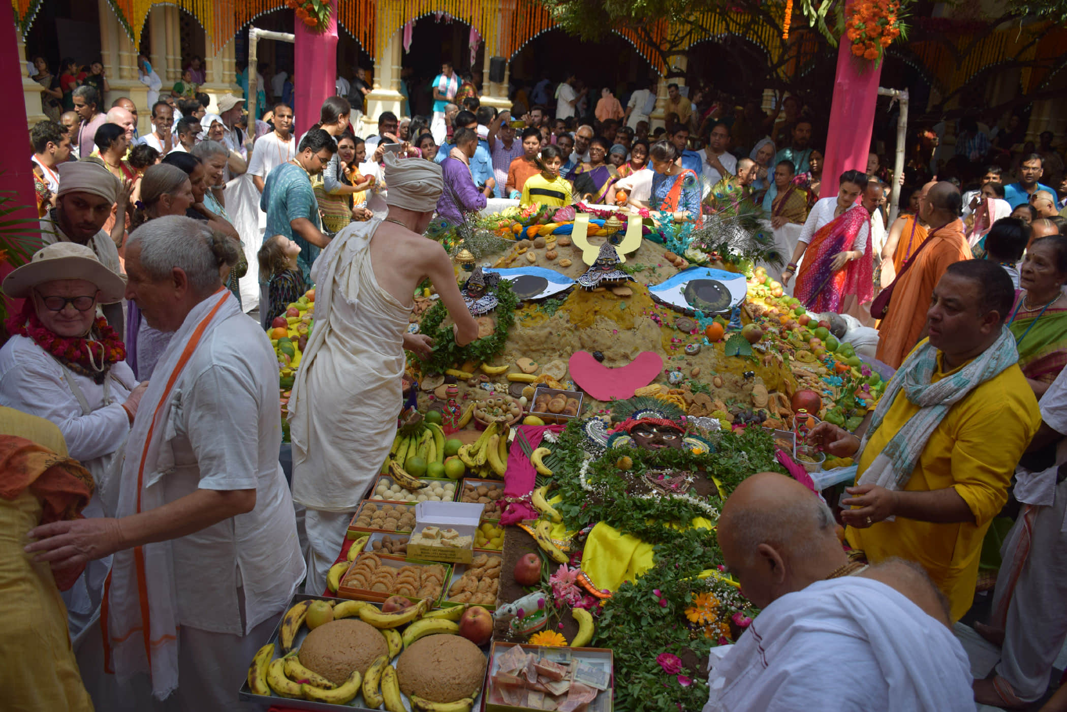 Croud Of Krishana Devotees Reached At Banke Bihari Mandir Vrindavan Mathura For New Year 2023 Celebration