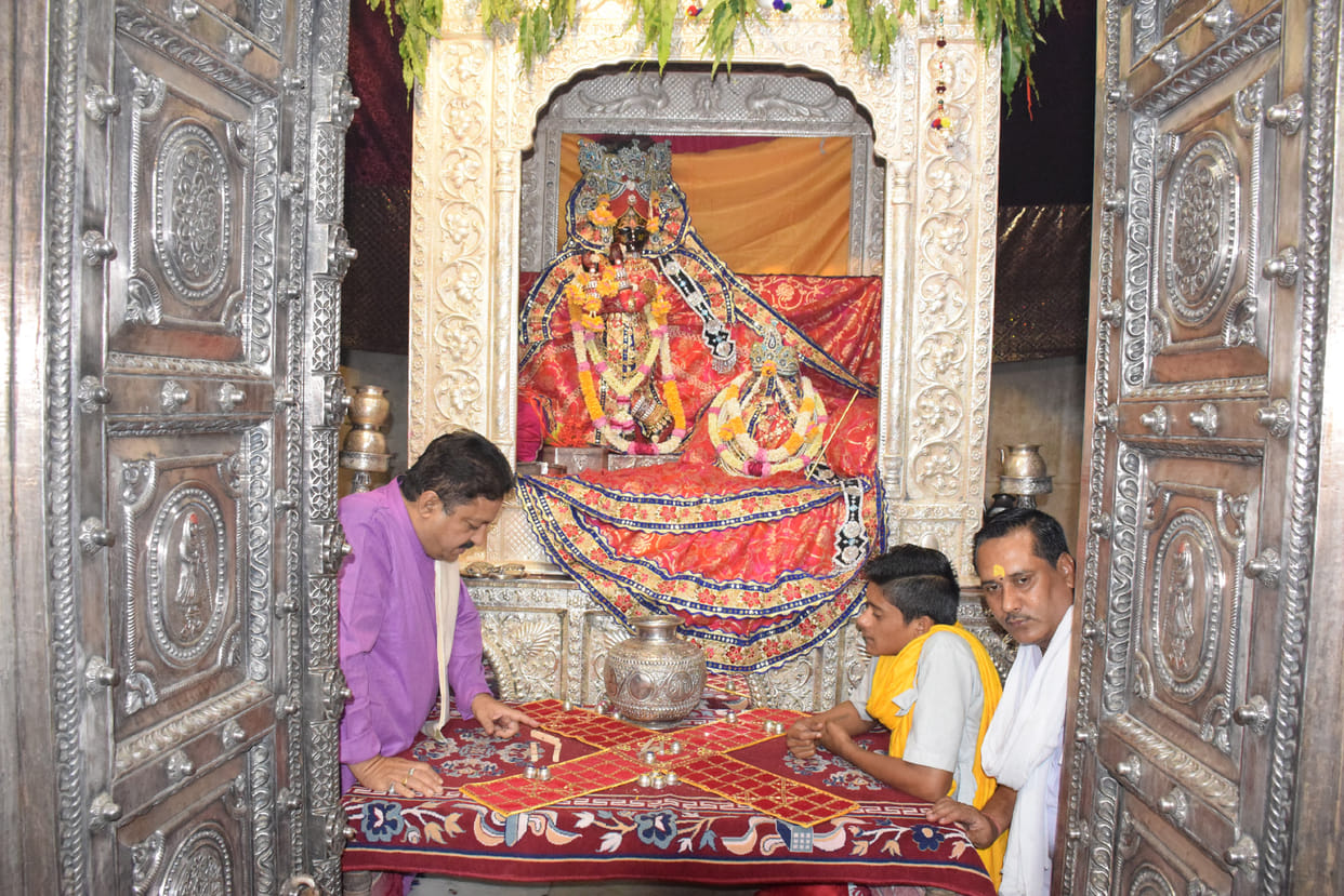 दिवाली को ठाकुर राधा वल्लभलाल ने खेली  चौसर