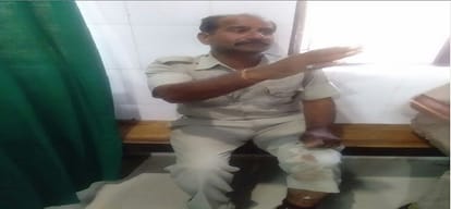 crowd beating the policeman in Lalitpur of uttar pradesh