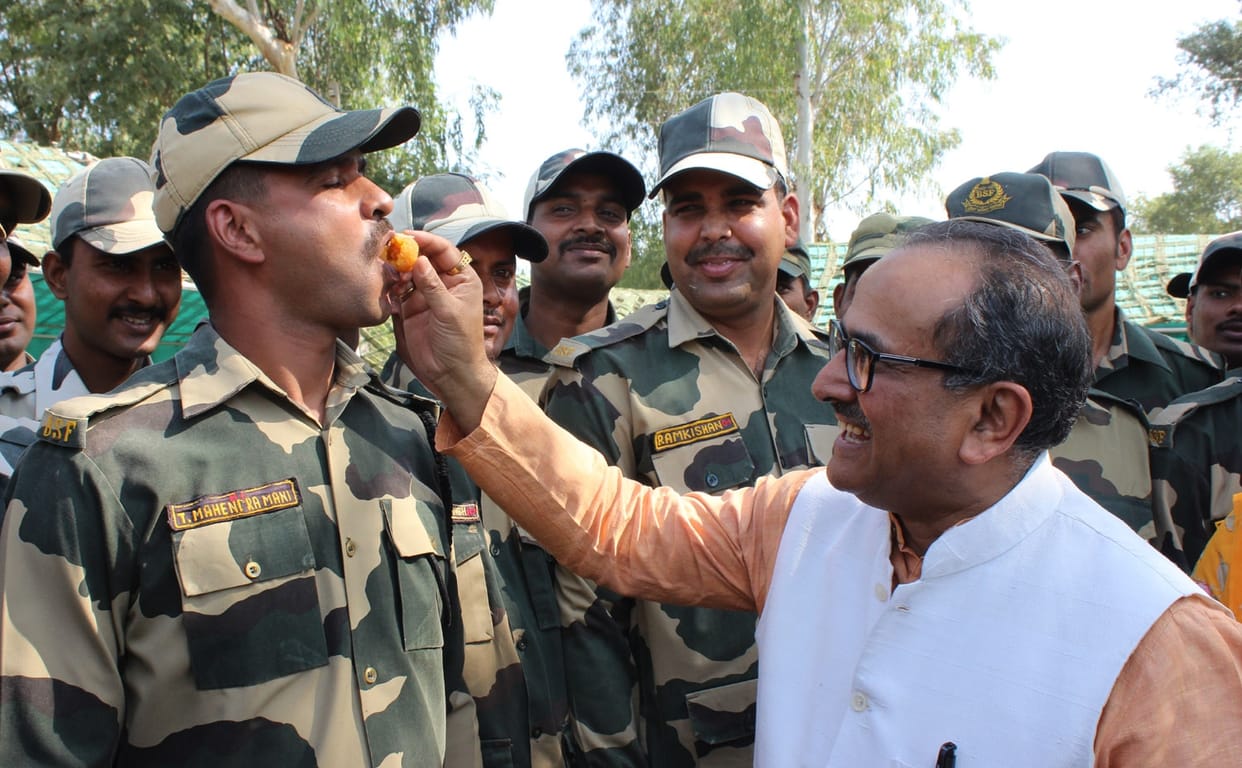 deupty cm  celebrate diwali in akhnoor sector with bsf soldiers
