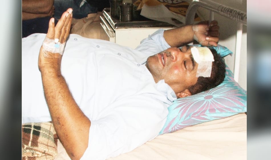 faridabad: policeman stops youngsters from firing crackers and they attacked him and police van