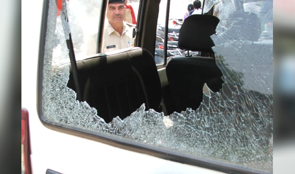 faridabad: policeman stops youngsters from firing crackers and they attacked him and police van