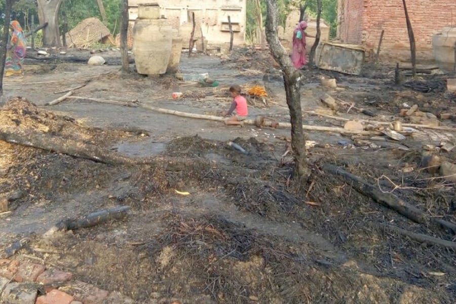 fire broke out and burned eight houses in faizabad.