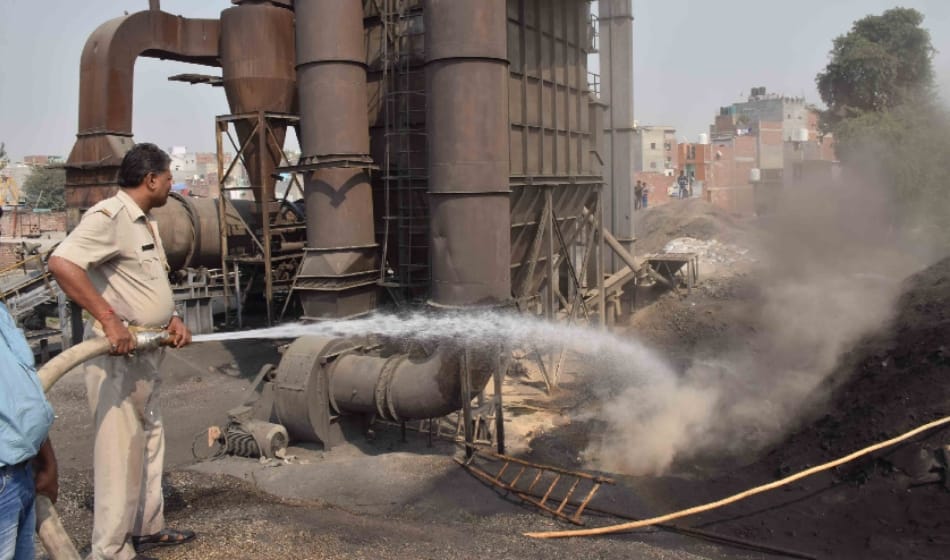 girl died in noida after falling in mixture plant