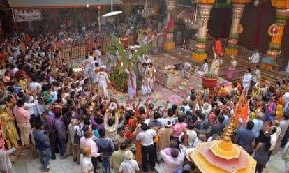 candidate contesting election in gujrat doing prayer in mathura