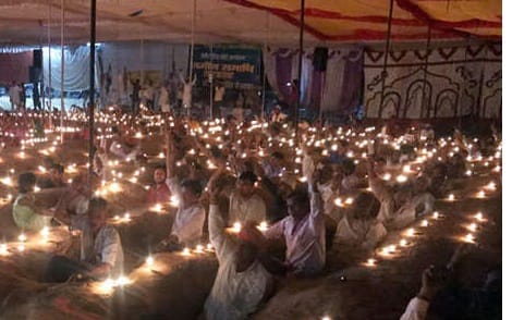 Here's the burning lamp on the tombs of people alive at night